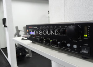 Микшер-усилитель звуковая аппаратура в фитнес-клубе