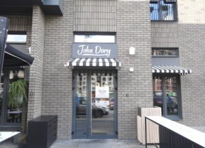 Настенные громкоговорители- фоновая музыка у входа в магазин