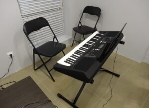 Синтезатор для занятий вокалом в студии музыкального обучения - фото и описание