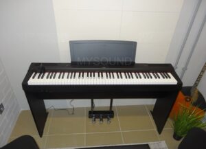 Цифровое фортепиано в вокальной студии - фото