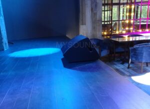 Мониторная акустическая система на сцене в ресторане - фото ресторана кураж в Минске