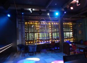 Сценический свет в интерьере ресторана в Минске