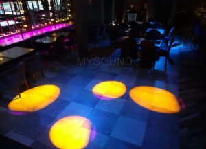 Сценический свет - световые эффекты в ресторане-клубе с живой музыкой