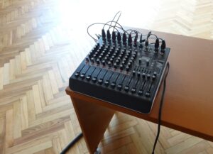 Фото микшерного пульта в актовом зале - подключение и настройка музыкальной аппаратуры