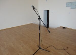 Комплект звука для Козловщинской средней школы - сцена с микрофоном, фото