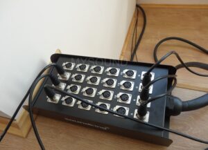 Мультикор в актовом зале школы, коммутация звука- фото проекта Май саунд