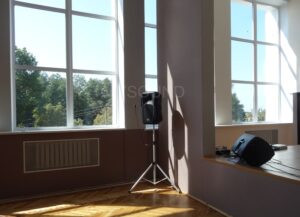 Активная акустика на стойке в актовом зале - комплект звука - подбор и монтаж аппаратуры