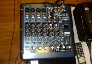 Комплект звука для конференц-зала поликлиники - микшерный пульт HL Audio SMR8 Bluetooth MP3 USB