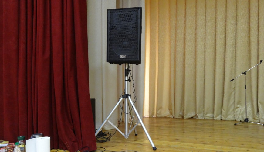 HL Audio J215A фото колонка на сцене 15 дюймов на стойке